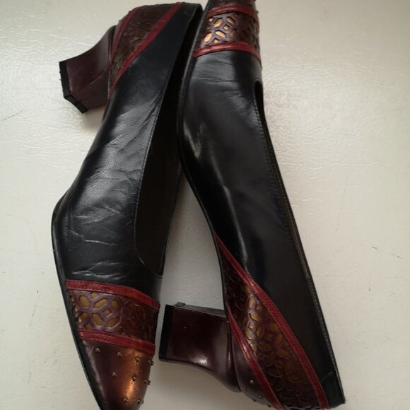 Margaret & Jerrold Ladies Size 9.5M Navy Wine & Gold Leather Upper Pumps - Picture 4 of 5